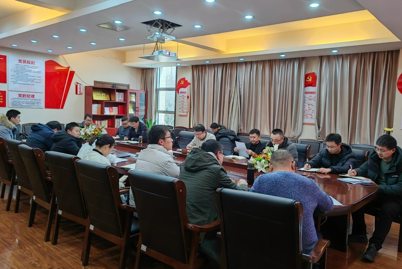 中心集中組織學習《江蘇省建設工程質量檢測工作“八嚴禁”》
